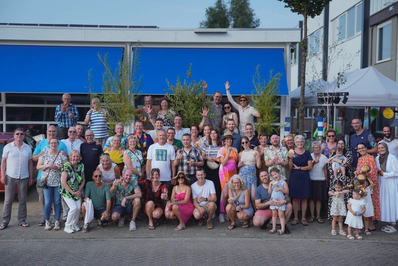 Het team van Gebrema op de werkvloer in Weesp